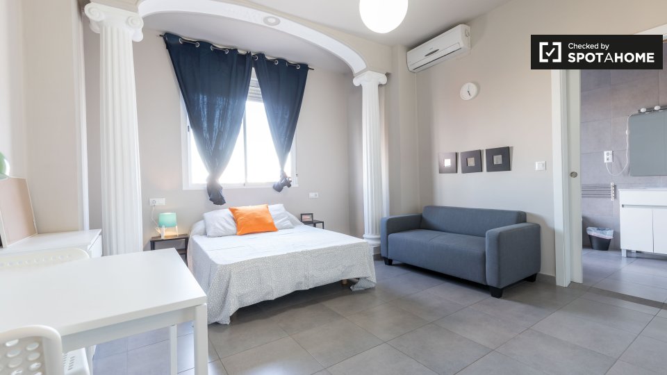 Large room in 5-bedroom apartment in L'Eixample, Valencia - in Valencia