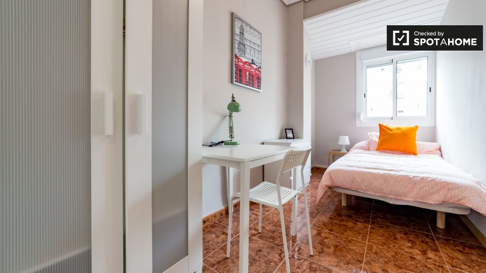 Nice room in 6-bedroom apartment in Extramurs, Valencia - in Valencia