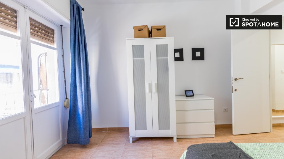 Double room Valencia, 3 beds, 80m² — photo 2