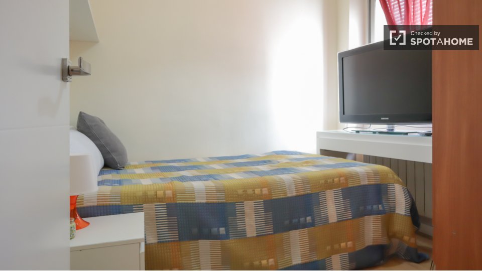Double room Madrid, 3 beds — photo 12