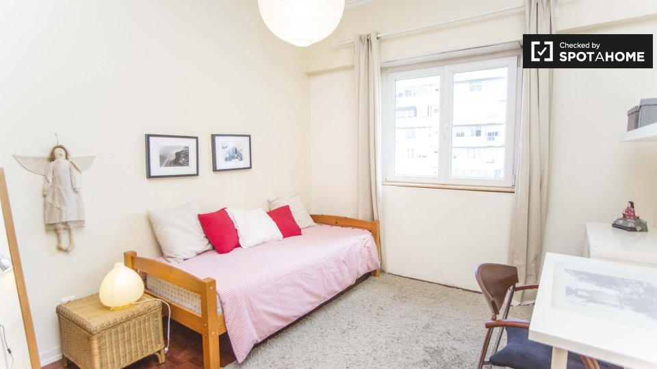 Double room Lisbon, 3 beds, 80m² — photo 2