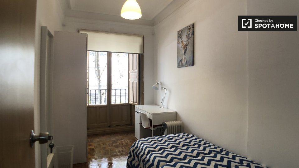 Double room Madrid, 5 beds, 100m² — photo 1