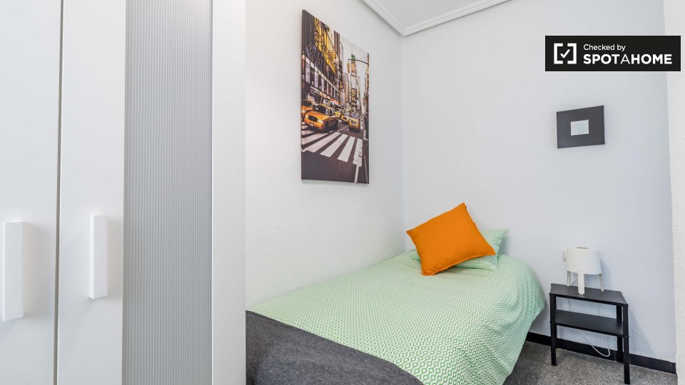 Room for rent in 6-bedroom apartment in L'Eixample - a Valencia