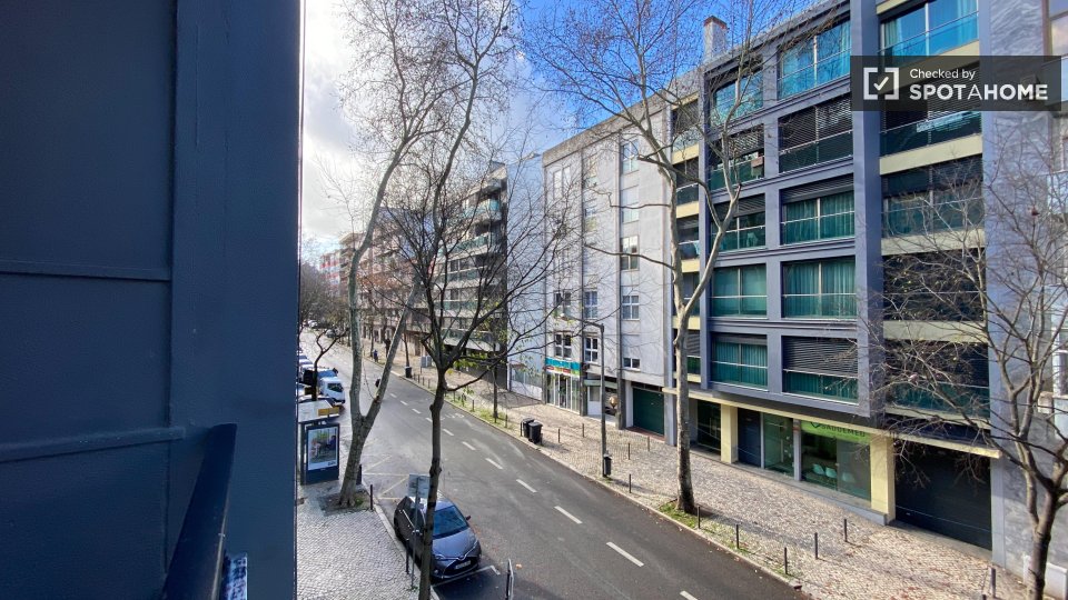 Double room Lisbon, 3 beds, 70m² — photo 16