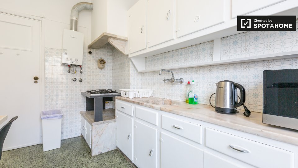 Double room Lisbon, 3 beds — photo 9