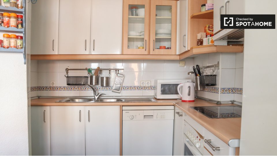 Double room Madrid, 3 beds, 79m² — photo 12