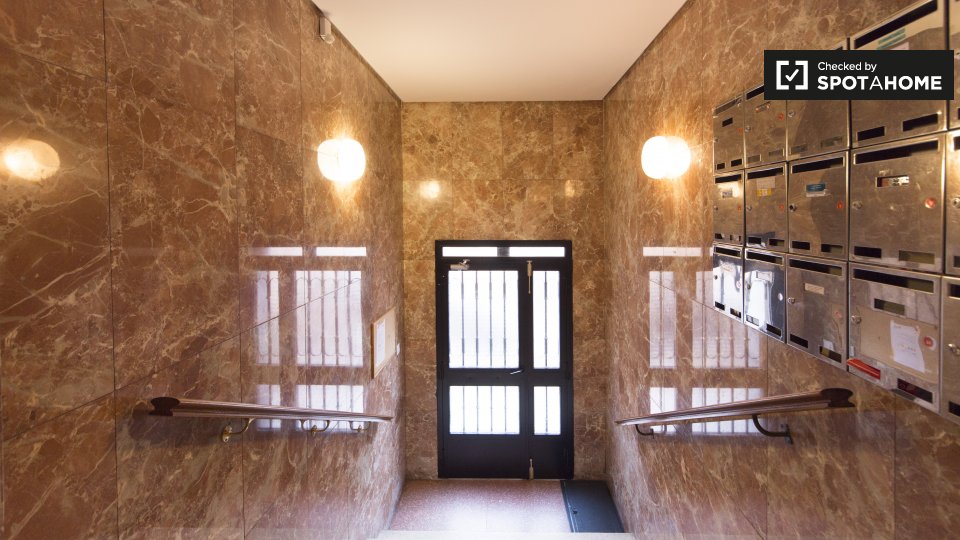 Double room Madrid, 3 beds, 72m² — photo 18