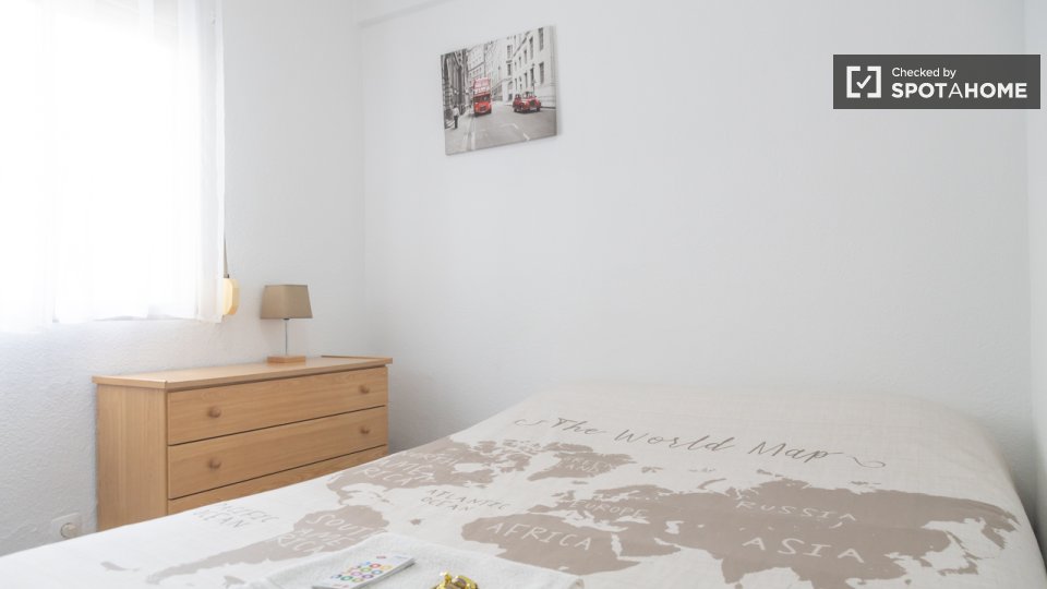 Double room Madrid, 3 beds — photo 5