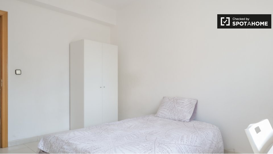 Double room Madrid, 5 beds, 120m² — photo 3