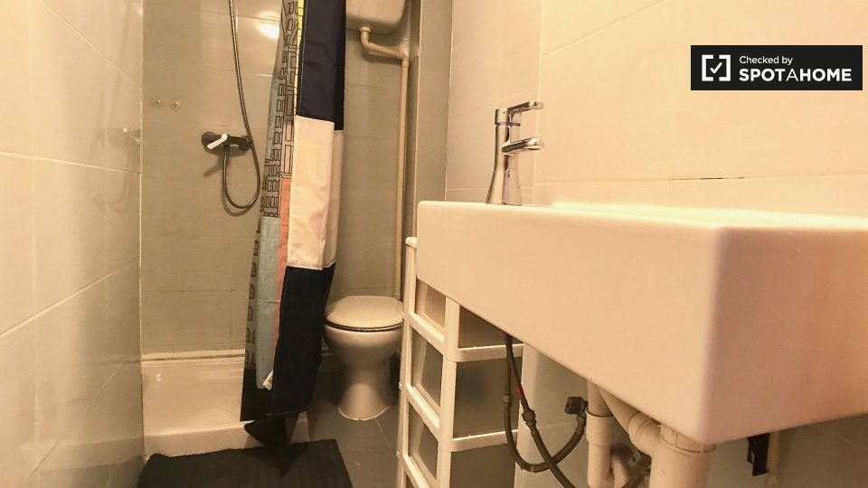 Double room Madrid, 3 beds — photo 12