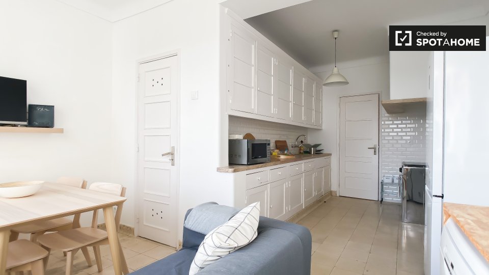 Double room Lisbon, 3 beds — photo 8
