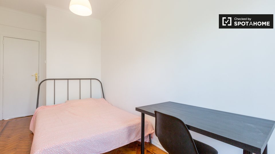 Double room Lisbon, 3 beds — photo 3