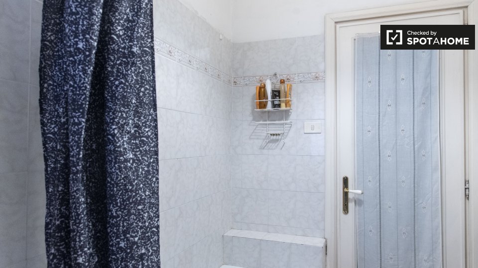 Double room Rome, 3 beds — photo 12