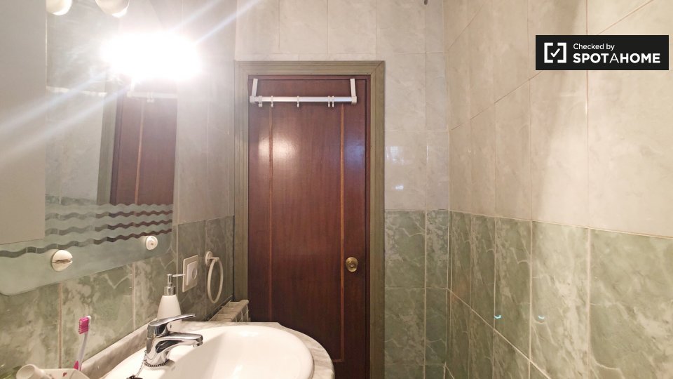 Double room Madrid, 2 beds, 75m² — photo 17