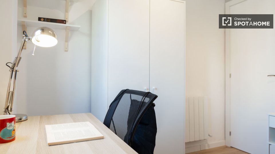 Se alquila habitación en piso de 4 habitaciones en Latina, Madrid