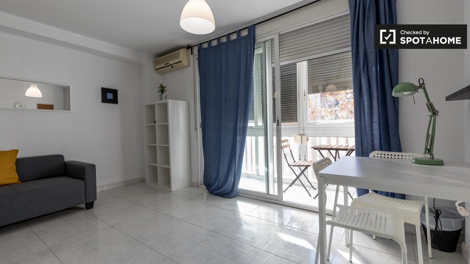Bright room for rent in 5-bedroom apartment in Benimaclet - en Valencia