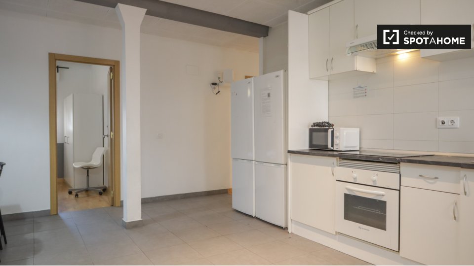 Double room Madrid, 7 beds, 160m² — photo 8