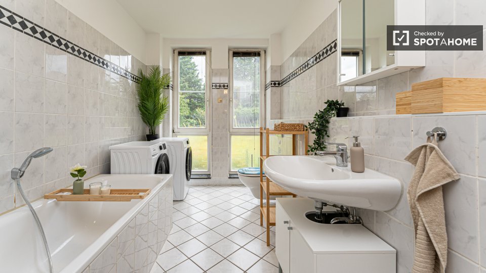 Double room Berlin, 14 beds, 232m² — photo 16