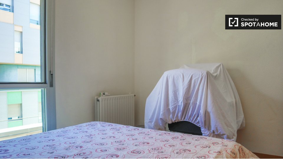 Bedroom for rent in an apartment with 3 bedrooms in Ensanche de Vallecas. - à Madrid