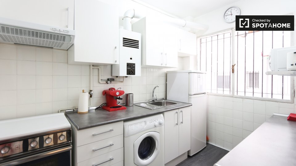 Double room Madrid, 5 beds, 96m² — photo 12