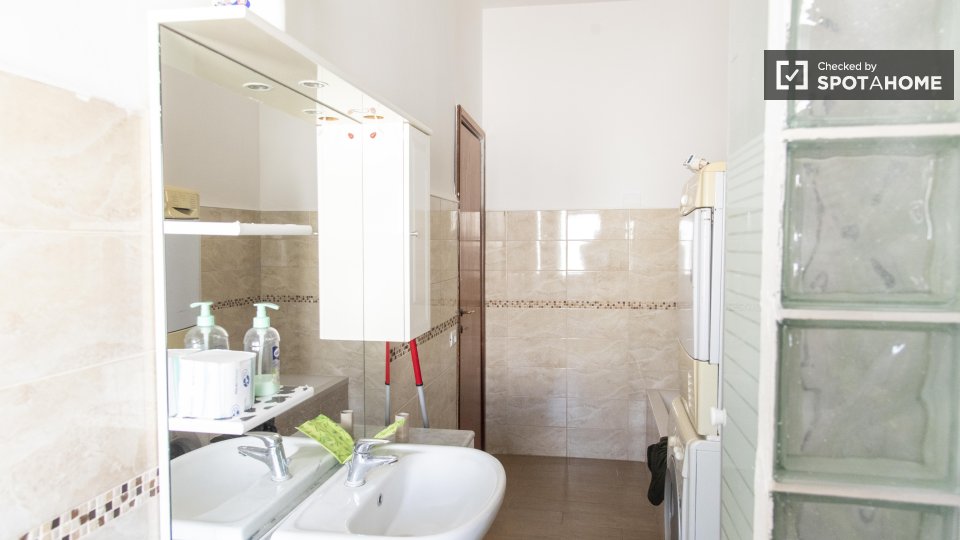 Double room Rome, 3 beds — photo 10