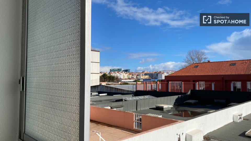 Double room Lisbon, 3 beds, 70m² — photo 16