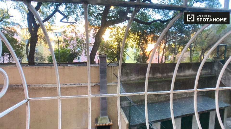 Double room Lisbon, 2 beds — photo 19
