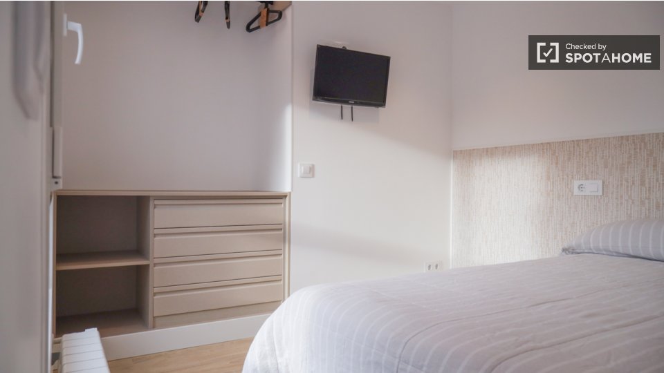 Double room Madrid, 3 beds — photo 12
