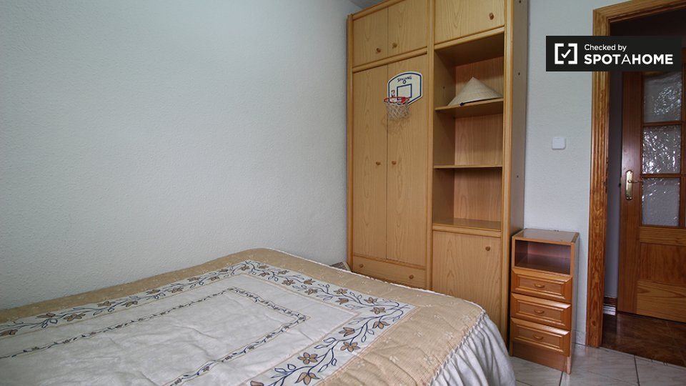 Double room Madrid, 3 beds, 80m² — photo 5