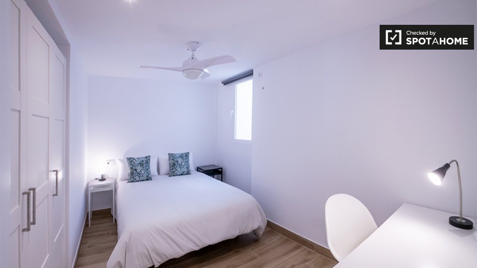 Double room Valencia, 3 beds, 80m² — photo 1