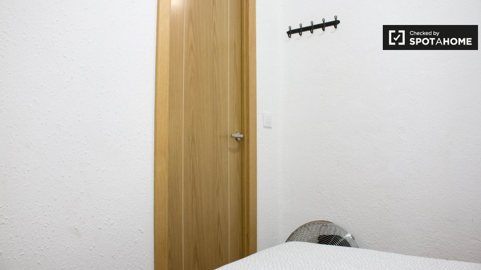 Double room Barcelona, 3 beds, 75m² — photo 3