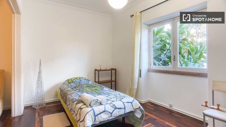 Double room Lisbon, 3 beds, 78m² — photo 16