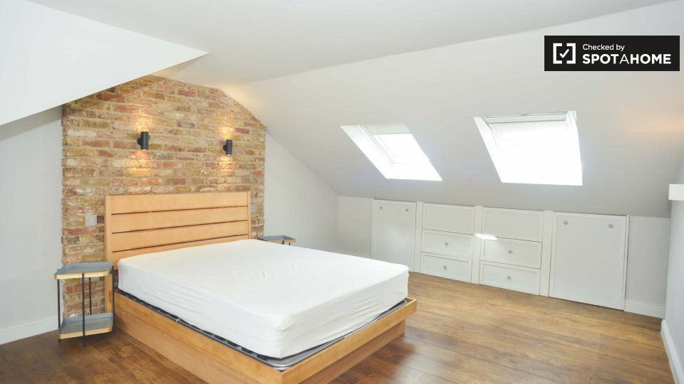 Double room London, 3 beds, 150m² — photo 1