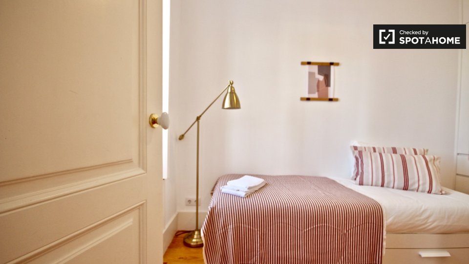 Apartment Lisbon, 2 beds, 75m² — photo 17