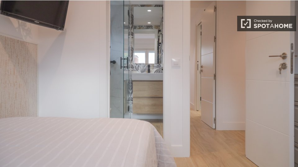 Double room Madrid, 3 beds — photo 10