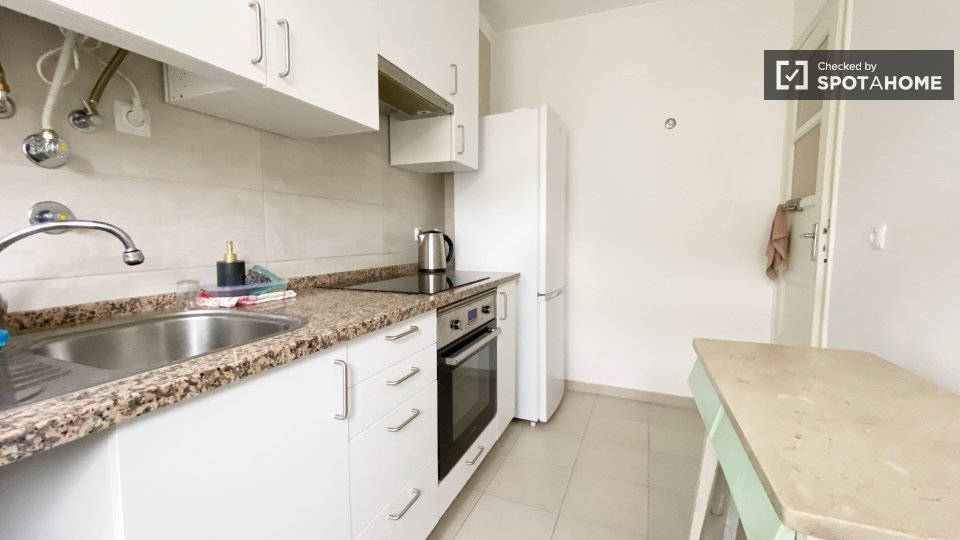 Double room Lisbon, 3 beds, 78m² — photo 36