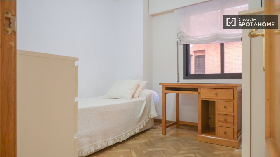 Double room Madrid, 3 beds, 150m² — photo 13