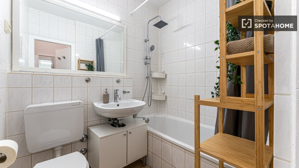 Double room Berlin, 5 beds, 59m² — photo 3