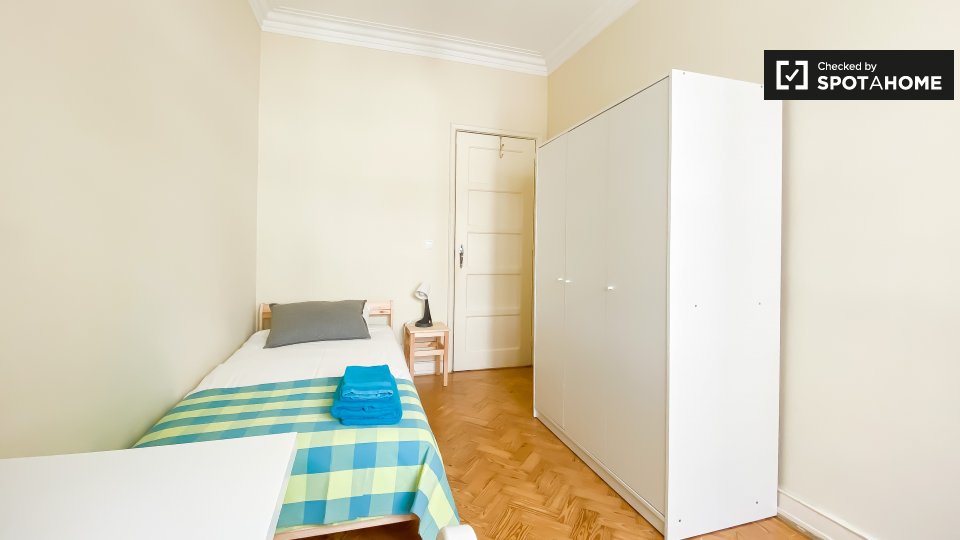Double room Lisbon, 3 beds — photo 2