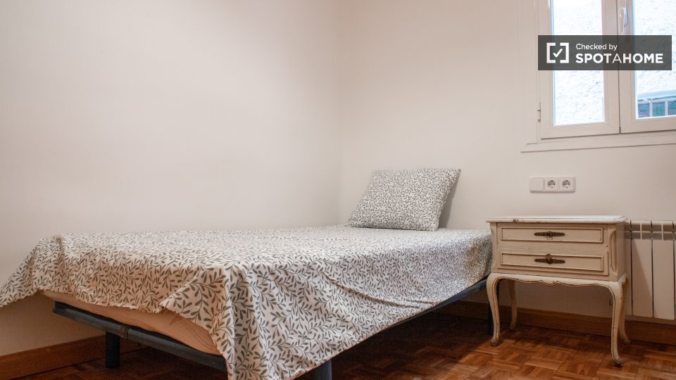 Double room Madrid, 5 beds, 120m² — photo 18