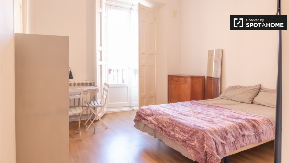 Double room Madrid, 5 beds, 100m² — photo 1