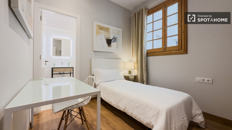 Double room Barcelona, 5 beds — photo 10
