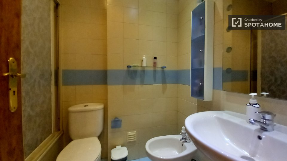 Double room Lisbon, 3 beds — photo 6