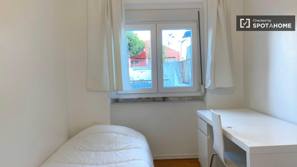 Double room Lisbon, 3 beds, 70m² — photo 2
