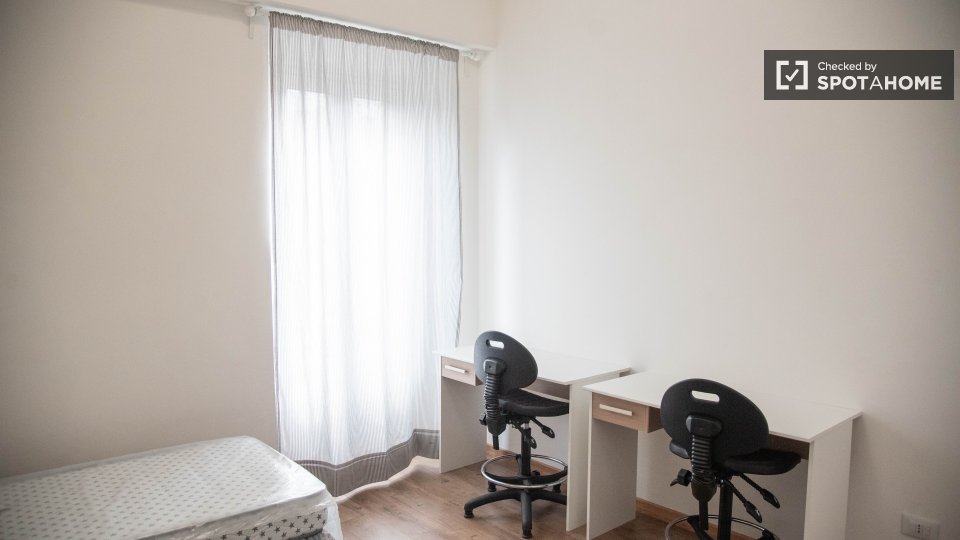 Double room Rome, 3 beds — photo 11