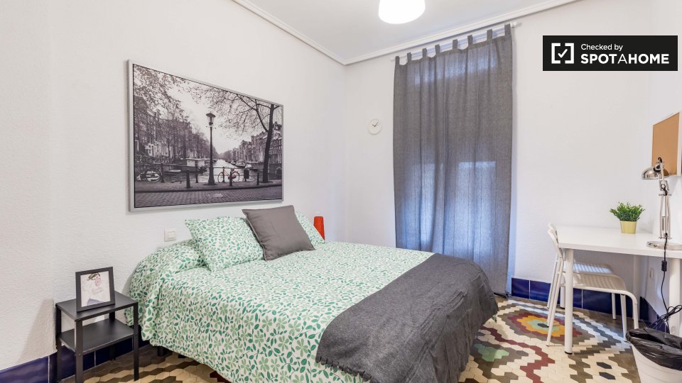 Room for rent in 5-bedroom apartment in Poblats Marítims - in Valencia