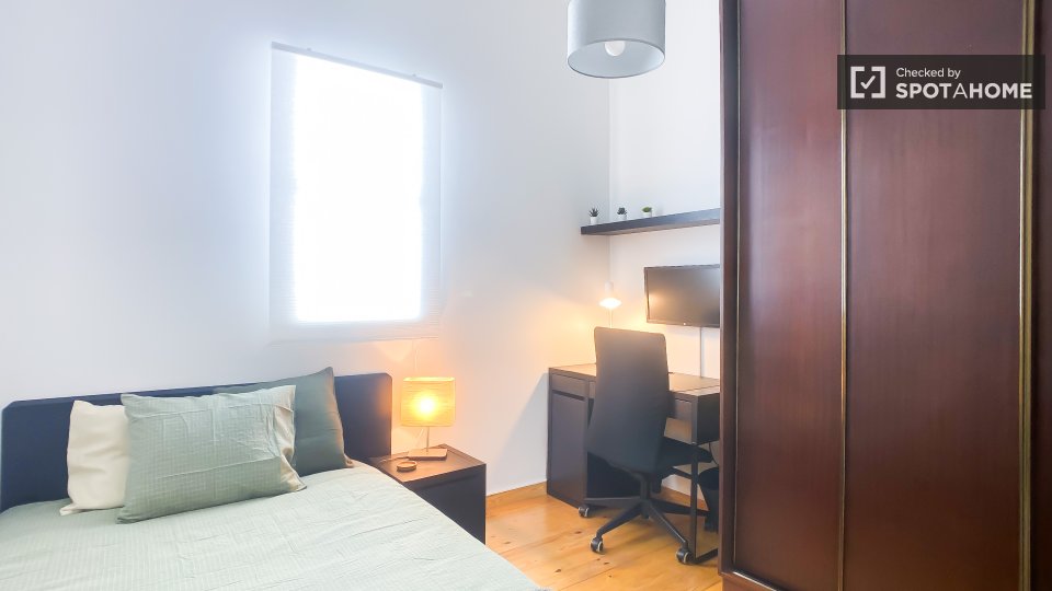 Double room Lisbon, 3 beds, 80m² — photo 18