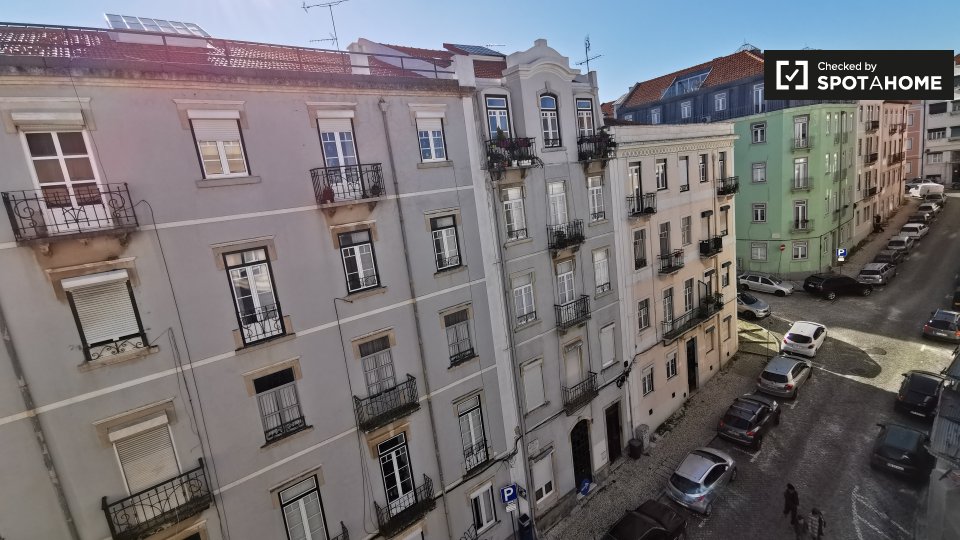Double room Lisbon, 3 beds, 60m² — photo 14
