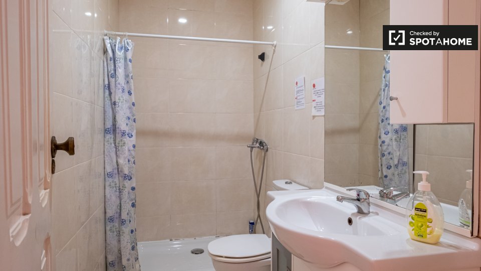 Double room Lisbon, 6 beds — photo 13