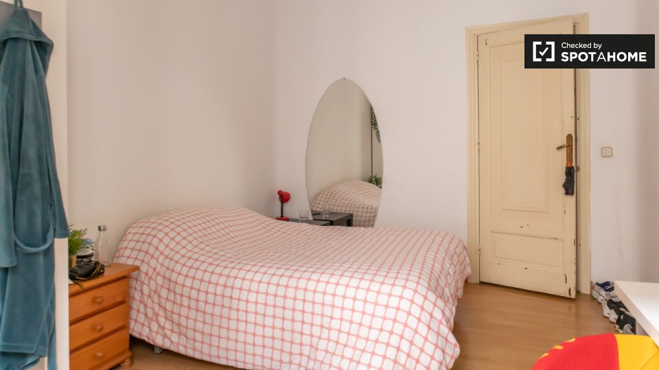 Double room Madrid, 7 beds, 130m² — photo 3